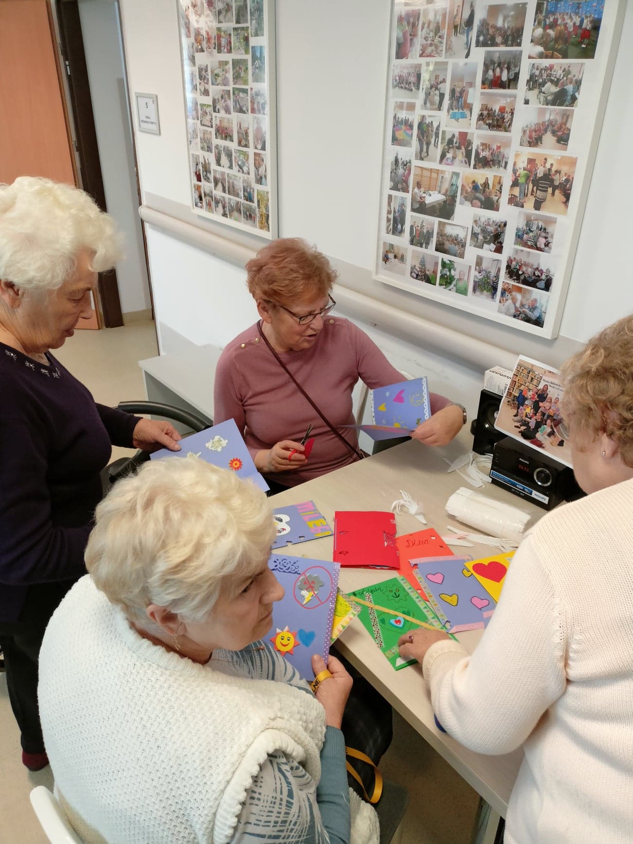 Współpraca z Dziennym Domem Seniora+ w Policach  –  kartki wykonane dla seniorów przez dzieci w międzyzdrojskiej bibliotece - 20 października 2022 r. 