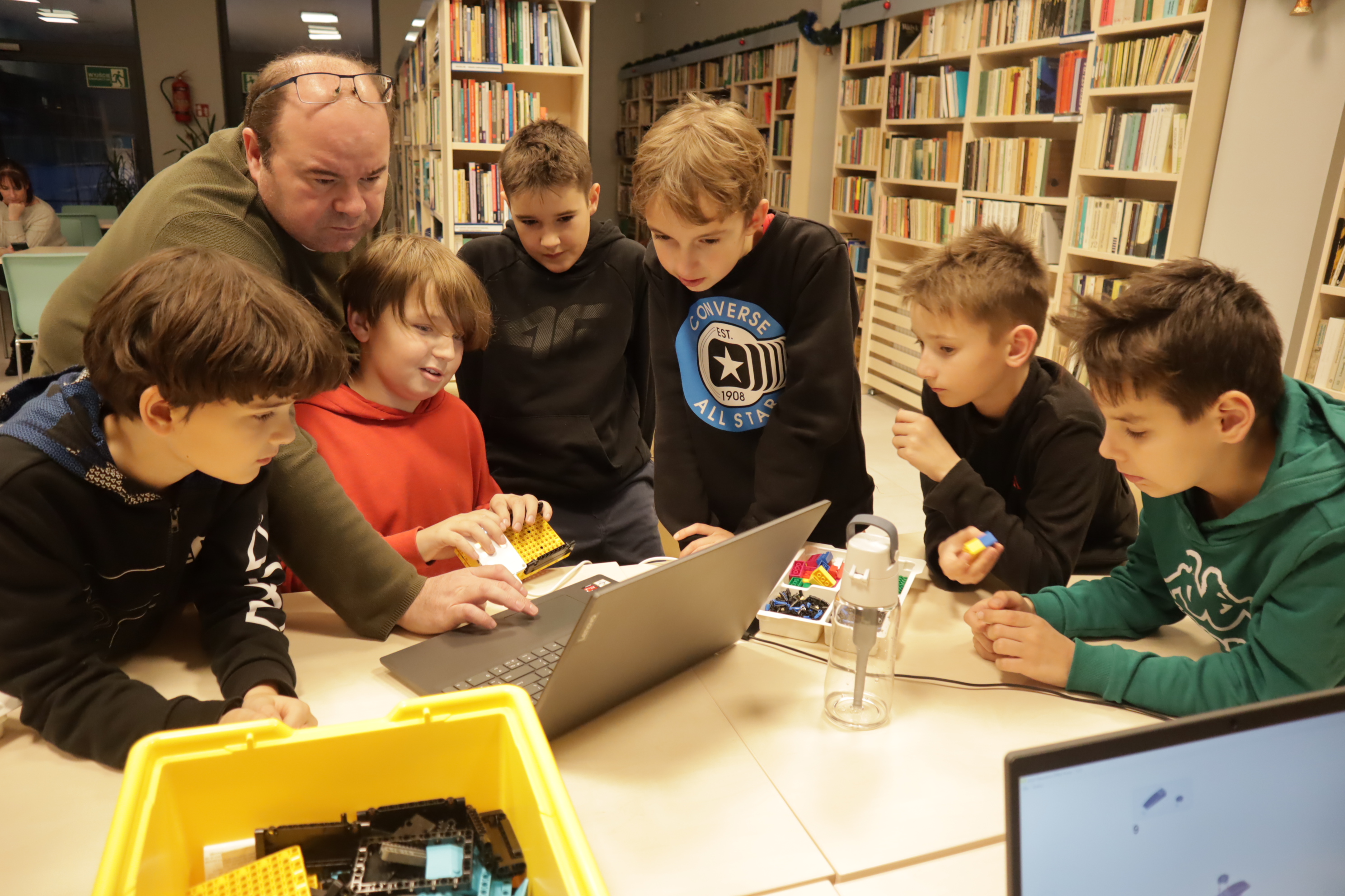 Warsztaty z robotyki Lego Spike w międzyzdrojskiej bibliotece 8.12.2022 r. 