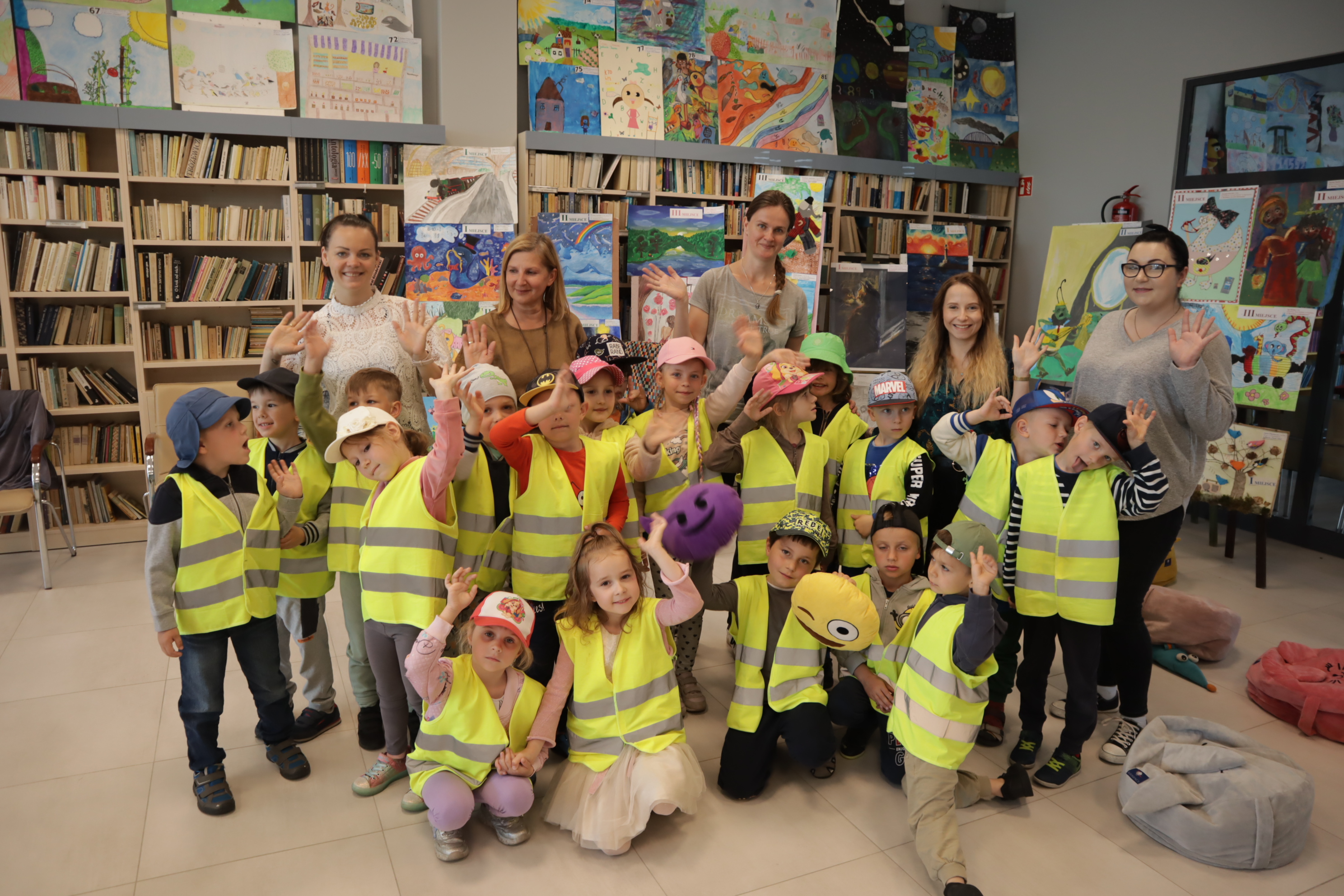 Lekcja biblioteczna dla przedszkolaków z Przedszkola Miejskiego „Morskie Skarby” 15 czerwca 2023 r. 