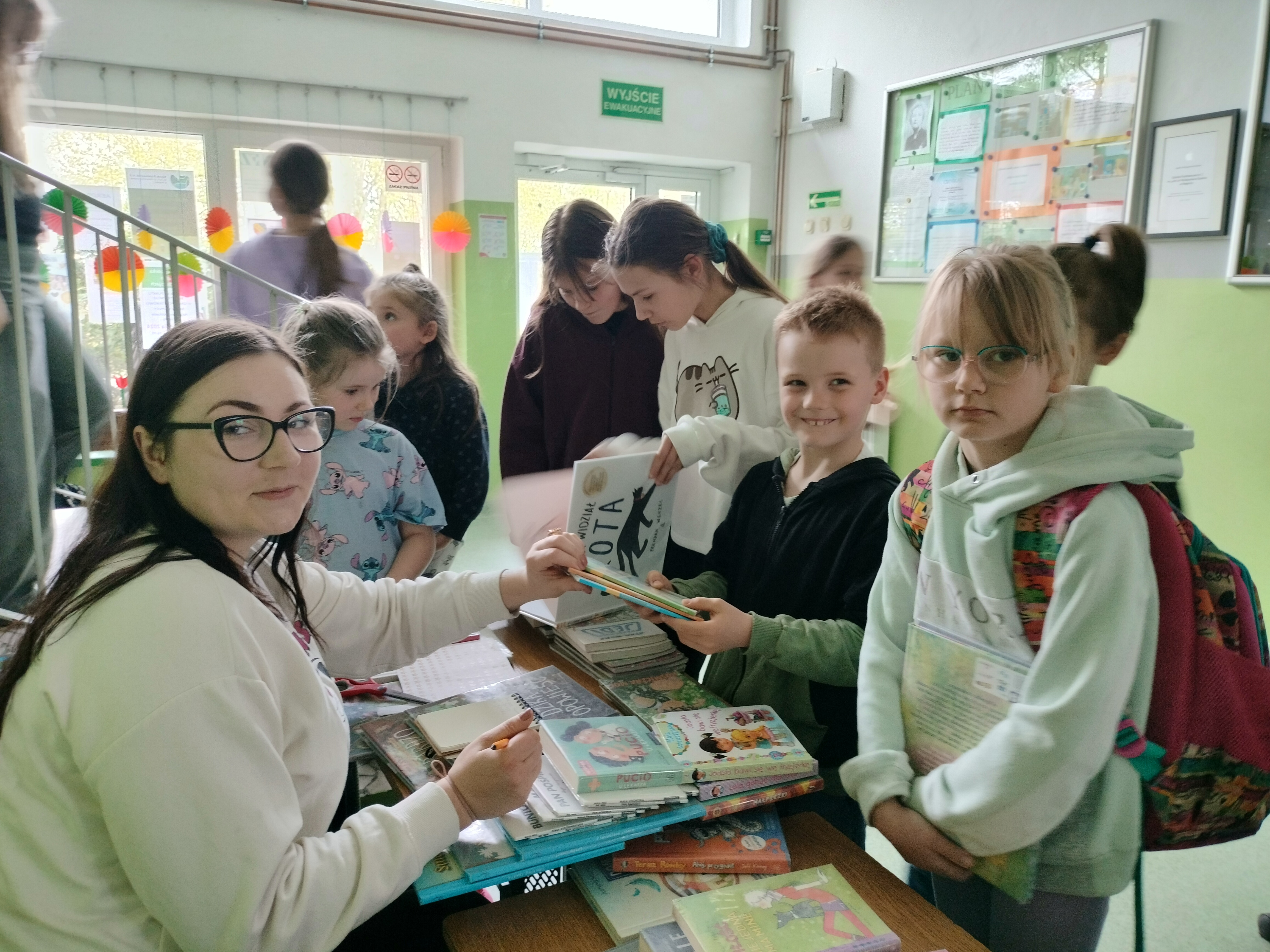 Punkt biblioteczny w Szkole Podstawowej nr 2 w Wapnicy - 17 kwietnia 2024 r.