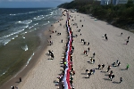 Międzyzdrojscy bibliotekarze włączyli się do akcji bicia rekordu Polski na najdłuższą flagę 2 maja 2023 r.