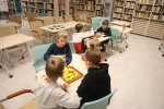 Rodzinne warsztaty robienia Kotylionów w międzyzdrojskiej bibliotece 09.11.2022 r.