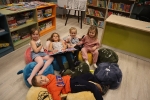 Rodzinne warsztaty robienia Kotylionów w międzyzdrojskiej bibliotece 09.11.2022 r.