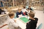 Rodzinne warsztaty robienia Kotylionów w międzyzdrojskiej bibliotece 9 listopada 2022 r.