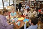 „Serce dla Ukrainy” – warsztaty w międzyzdrojskiej bibliotece 24 marca 2022 r.