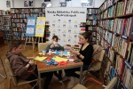 „Serce dla Ukrainy” – warsztaty w międzyzdrojskiej bibliotece 24 marca 2022 r.